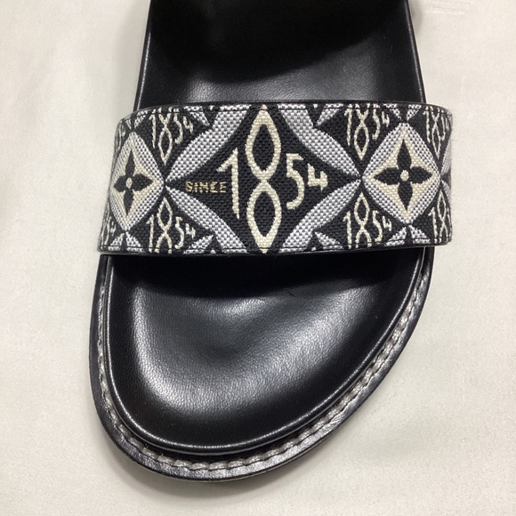 Louis Vuitton 1854 Paseo Flat - Picture 9 of 16